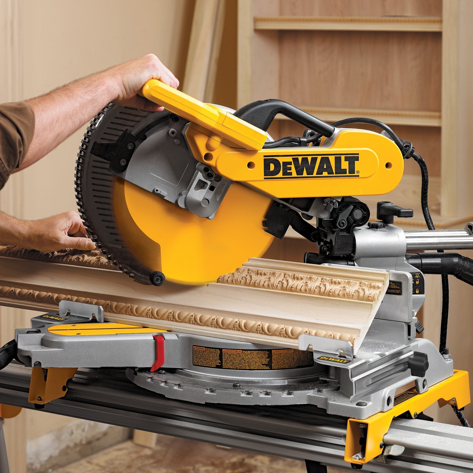 ניסור עץ עם מסור גרונג DW716 DeWalt