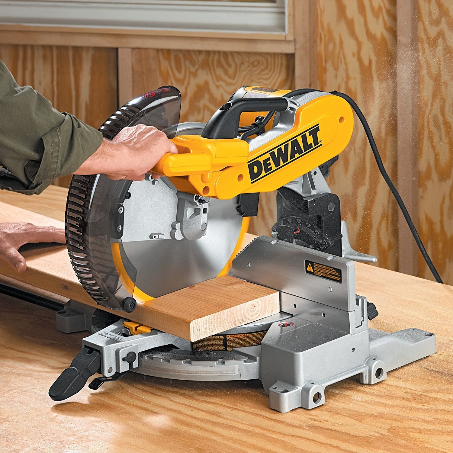 ניסור עץ במצב אנכי עם מסור גרונג DW716 DeWalt