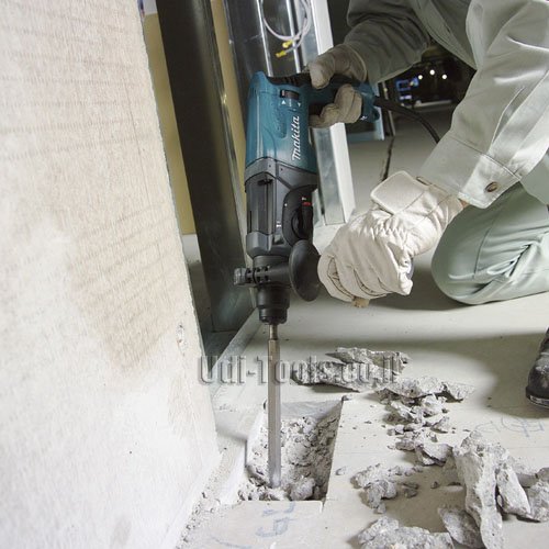 פטישון Makita HR2470T בעבודה