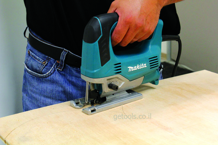 מסור אנכי מקיטה דגם Makita JV 0600K בעבודה