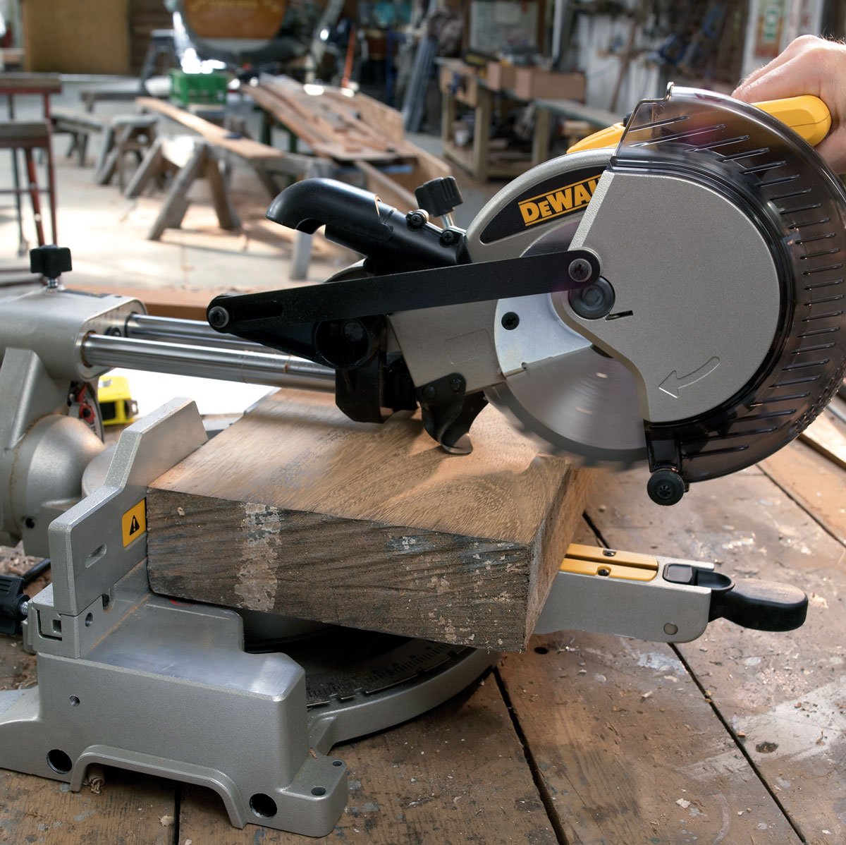 DeWALT DW712 בזמן עבודה במצב חיתוך