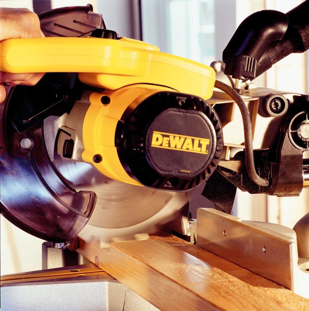 DeWALT DW712 עבודה עם מסור גרונג בעת חיתוך עץ