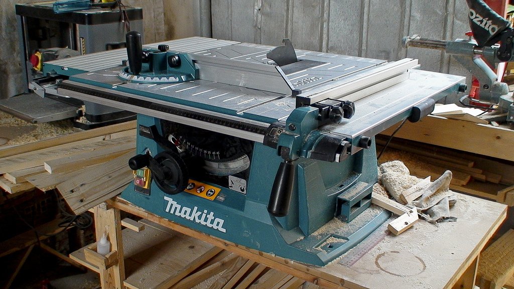 חיתוך עץ במסור Makita MLT100