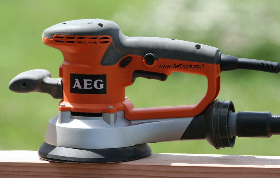 חיבור לשואב אבק מיעל את פעולת המלטשת - AEG EX 150 E