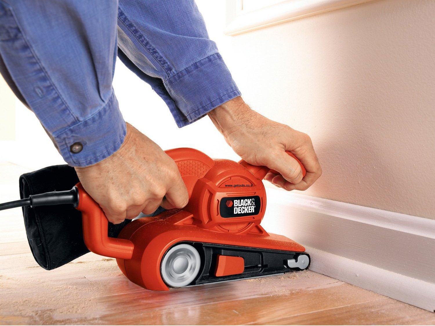 מלטשת סרט Black & Decker KA 86 עיצוב זוויתי לשיוף קרוב יותר לקצה של משטחים סמוכים מאשר בדרך כלל