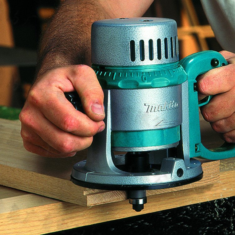 שימוש ברוטר מקיטה Makita Router דגם 3601B