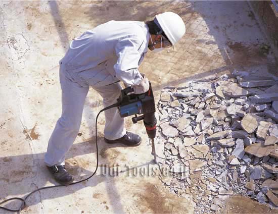 עבודת חציבה בבטון עם פטיש HM1202C