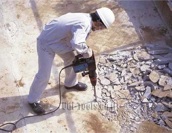 עבודת חציבה בבטון עם פטיש HM1202C עבודת חציבה בבטון עם פטיש HM1202C