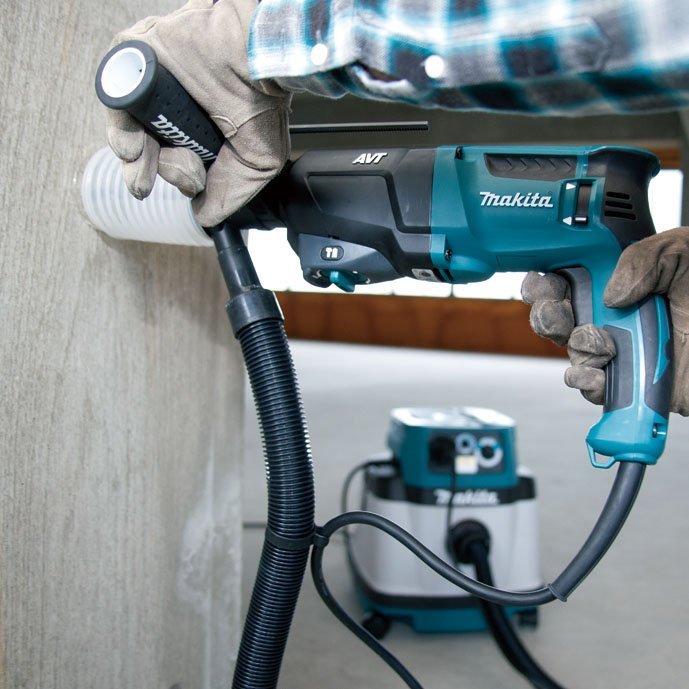  Makita HR2611FX9 בעבודה