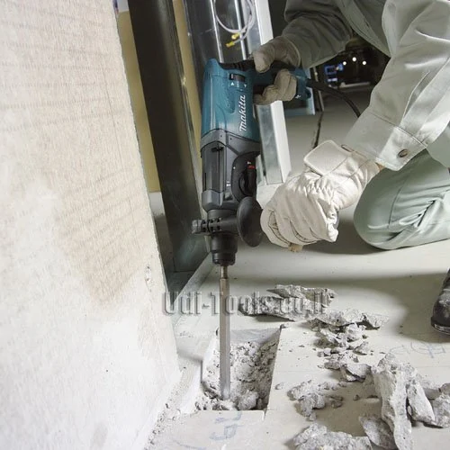 פטישון Makita HR2470T בעבודה