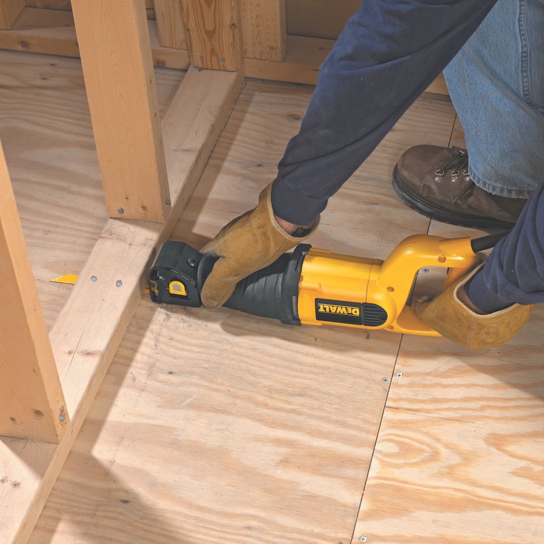 מסור חרב DEWALT DW305PK
