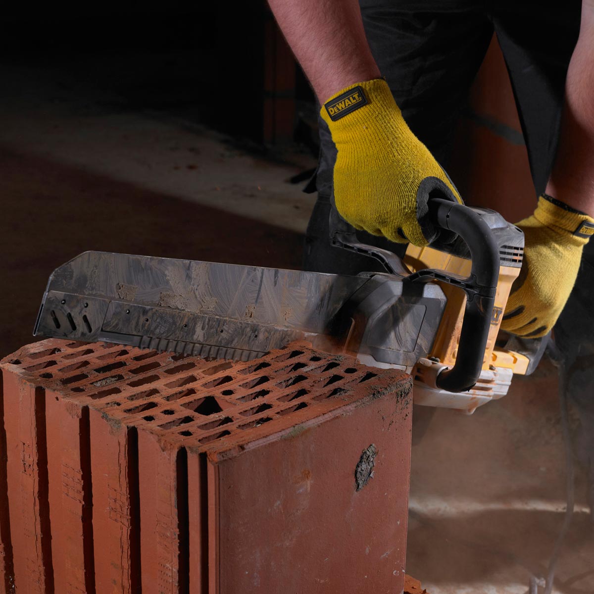 מסור לחיתוך בלוקים אליגטור DEWALT DWE396