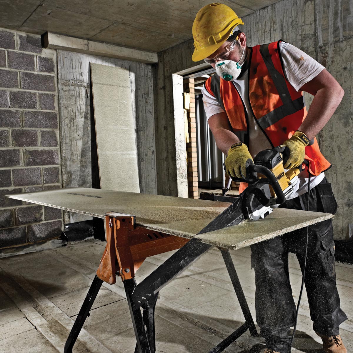 מסור לחיתוך בלוקים אליגטור DEWALT DWE396