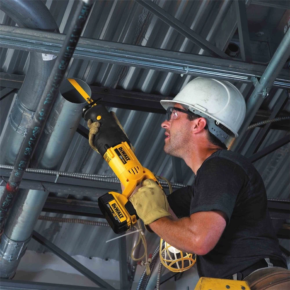 משור חרב נטען DEWALT DCS380M2 עיצוב נח המאפשר עבודה נוחה גם במקומות עם גישה בעייתית משור חרב נטען DEWALT DCS380M2