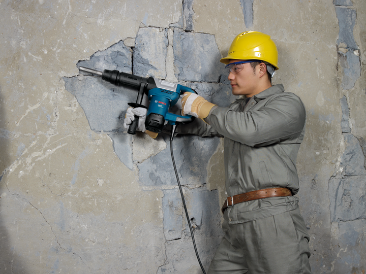 פטיש חציבה בוש BOSCH GSH5 עיצוב נח המאפשר עבודה נוחה וקלה גם במקומות עם גישה בעייתית פטיש חציבה בוש BOSCH GSH5
